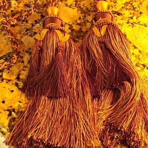 Set of curtain tassels